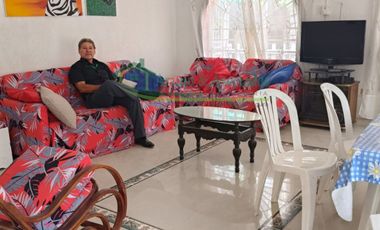 En Girardot, Cundinamarca en el barrio Santa Paula Vendemos hermosa casa esquinera de dos pisos con jacuzzi y amoblada.