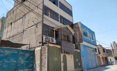 Casa de 5 pisos frente a parque- Santa Anita