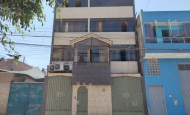 Casa de 5 pisos frente a parque- Santa Anita