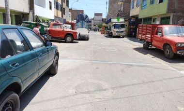 Casa de 5 pisos frente a parque- Santa Anita