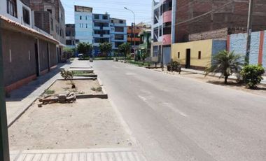 Casa de 5 pisos frente a parque- Santa Anita