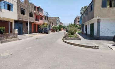 Casa de 5 pisos frente a parque- Santa Anita