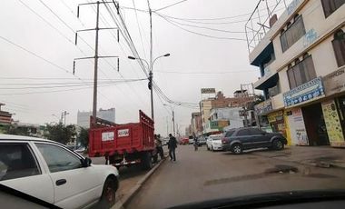 Casa de 3 pisos ubicada en zona comercial-Los Olivos
