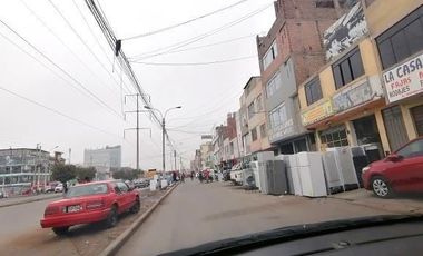 Casa de 3 pisos ubicada en zona comercial-Los Olivos