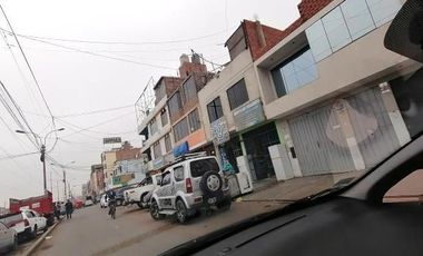 Casa de 3 pisos ubicada en zona comercial-Los Olivos