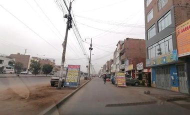 Casa de 3 pisos ubicada en zona comercial-Los Olivos