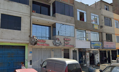 Casa de 3 pisos ubicada en zona comercial-Los Olivos