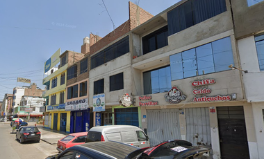 Casa de 3 pisos ubicada en zona comercial-Los Olivos