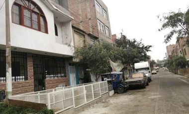 En venta casa de 3 pisos en Los Olivos