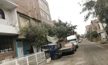 En venta casa de 3 pisos en Los Olivos