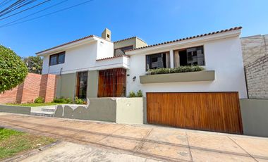 Casa De 2 Pisos En Venta En Esquina En Surco