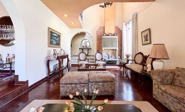 Casa De 2 Pisos En Venta En Esquina En Surco
