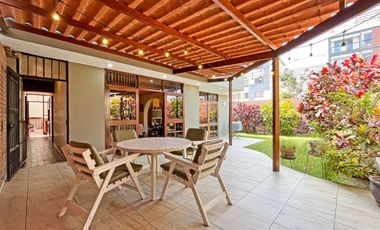 Casa De 2 Pisos En Venta En Esquina En Surco