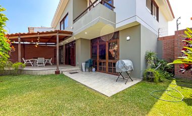 Casa De 2 Pisos En Venta En Esquina En Surco