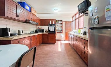Casa De 2 Pisos En Venta En Esquina En Surco