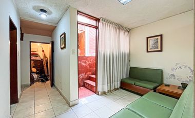 Casa De 2 Pisos En Venta En Esquina En Surco