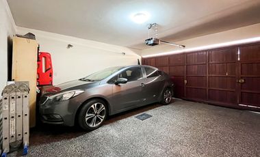 Casa De 2 Pisos En Venta En Esquina En Surco