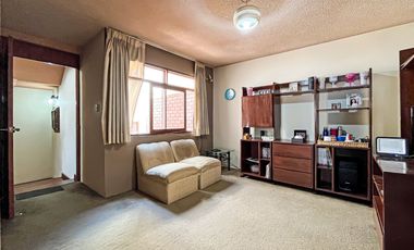 Casa De 2 Pisos En Venta En Esquina En Surco