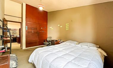 Casa De 2 Pisos En Venta En Esquina En Surco
