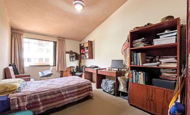 Casa De 2 Pisos En Venta En Esquina En Surco