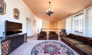 Casa De 2 Pisos En Venta En Esquina En Surco