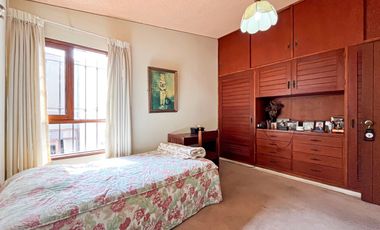 Casa De 2 Pisos En Venta En Esquina En Surco
