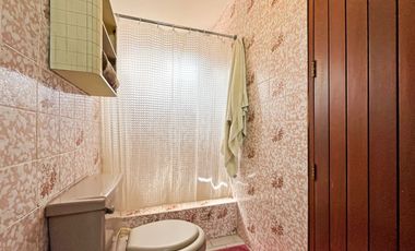 Casa De 2 Pisos En Venta En Esquina En Surco