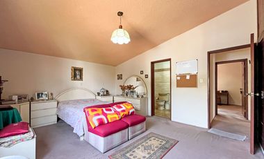 Casa De 2 Pisos En Venta En Esquina En Surco
