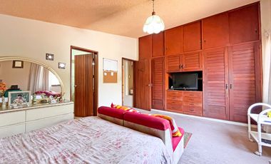 Casa De 2 Pisos En Venta En Esquina En Surco