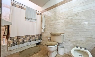 Casa De 2 Pisos En Venta En Esquina En Surco