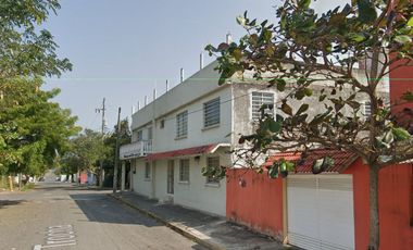 VENTA DE GRANDE CASA EN AV. PLAYA CASITAS, COL. PLAYA LINDA, VERACRUZ, VER.