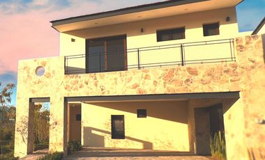 Casa en venta de Autor dentro de La Valenciana en privada mas exclusiva León Gto