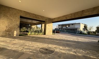 Casa en venta de Autor dentro de La Valenciana en privada mas exclusiva León Gto