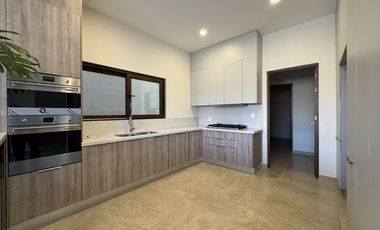 Casa en venta de Autor dentro de La Valenciana en privada mas exclusiva León Gto