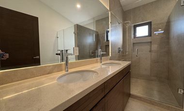 Casa en venta de Autor dentro de La Valenciana en privada mas exclusiva León Gto