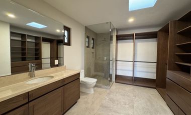 Casa en venta de Autor dentro de La Valenciana en privada mas exclusiva León Gto