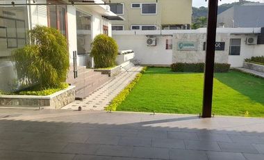 Local comercial en venta, sector Urdesa Centrar