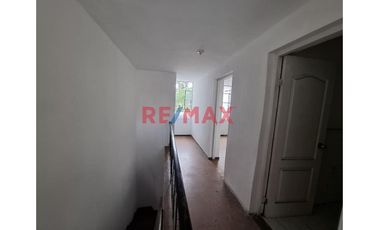 Alquiler De Casa Para Empresas En Urb. Primavera A.C 220 M2 3500 Soles