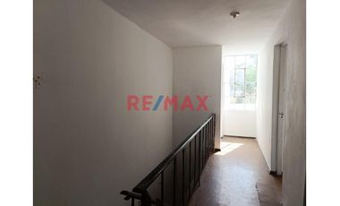 Alquiler De Casa Para Empresas En Urb. Primavera A.C 220 M2 3500 Soles