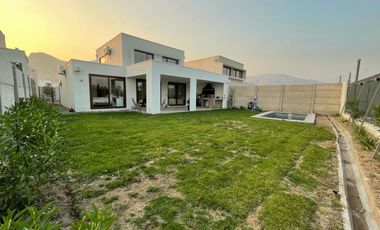 Arriendo La Ñipa, 3d 3b, Piscina Y Quincho, Casa Casi Nueva