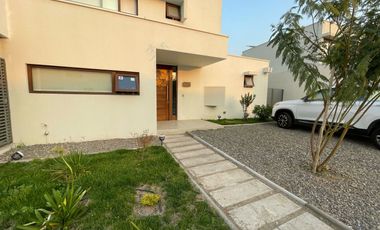 Arriendo La Ñipa, 3d 3b, Piscina Y Quincho, Casa Casi Nueva