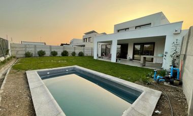 Arriendo La Ñipa, 3d 3b, Piscina Y Quincho, Casa Casi Nueva
