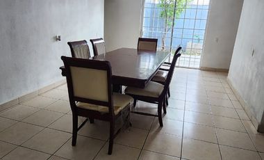 Casa en renta en Mariano Matamoros en avenida principal.