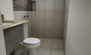 Casa en renta en Mariano Matamoros en avenida principal.