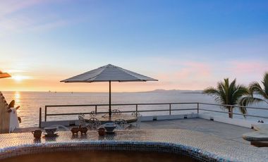 🌊 ¡CASA EN VENTA FRENTE AL MAR A 2 CUADRAS DE EL MALECON DE VALLARTA PLAYA CAMARONES! 🏡