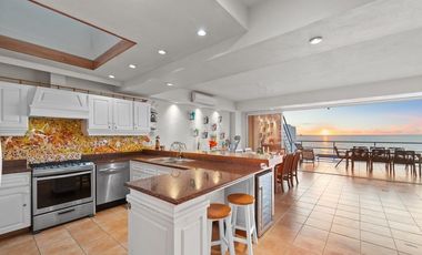 🌊 ¡CASA EN VENTA FRENTE AL MAR A 2 CUADRAS DE EL MALECON DE VALLARTA PLAYA CAMARONES! 🏡