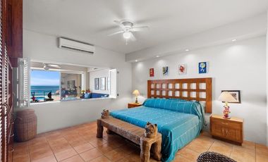 🌊 ¡CASA EN VENTA FRENTE AL MAR A 2 CUADRAS DE EL MALECON DE VALLARTA PLAYA CAMARONES! 🏡