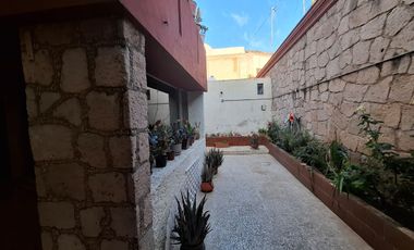 Amplia casa en VENTA