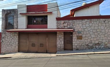 Amplia casa en VENTA