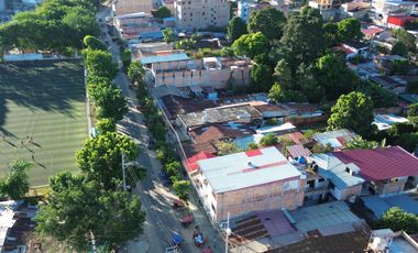 Propiedad ubicada sobre el Jr. Leoncio Prado, a pocos pasos del Hospital II- 2 de Tarapoto. Entorno comercial consolidado.